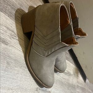 Qupid womens Gray Chukka Boots w/ low heel
